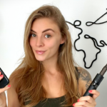 Como produzir conteúdo enquanto viaja? Gaab Cabrera segurando um celular e um tripé. Símbolos do youtube e monetização.