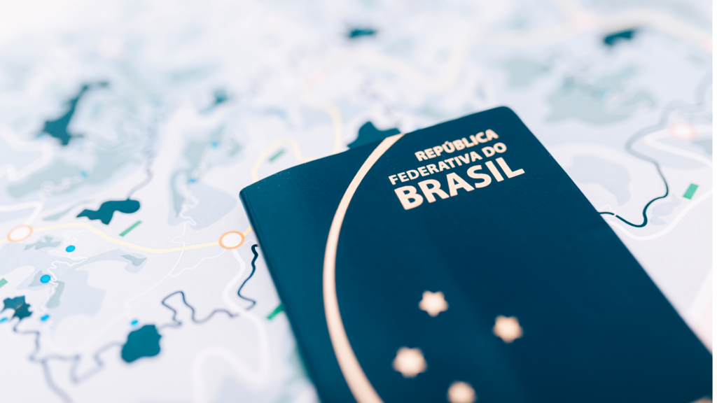 Passaporte Brasileiro sob mapa